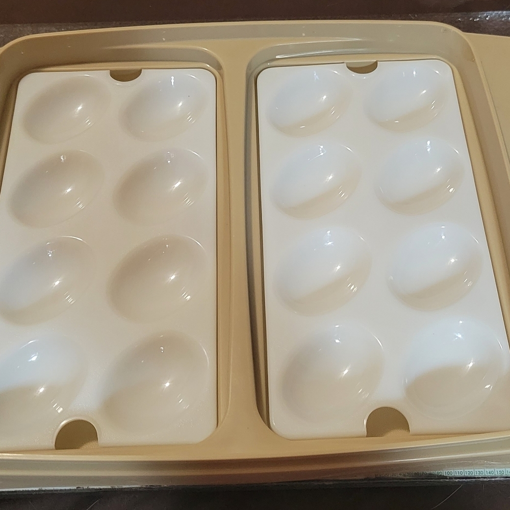 Tupperware 723 Vintage Deviled Egg Keeper - Picture 2 of 2